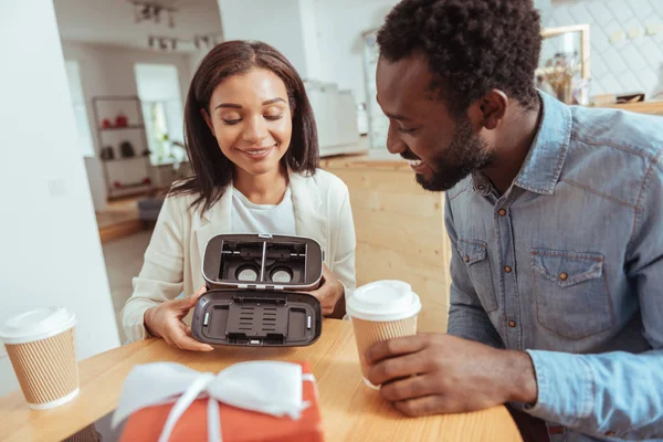 Güzel kadın iç Vr kulaklık parçası gösterilen