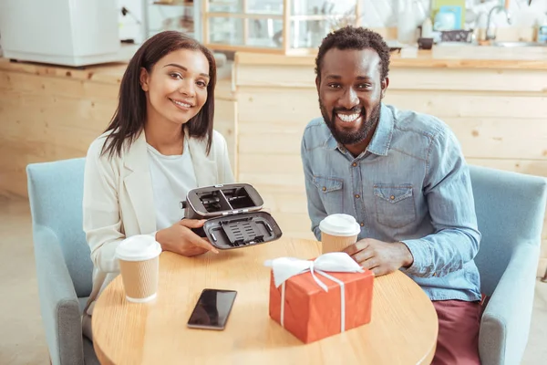 Neşeli arkadaşları onların yeni Vr mezartaşı ile poz