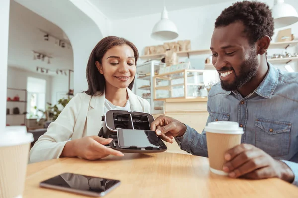 Hoş adam onun arkadaşları Vr kulaklık telefon kaldırma