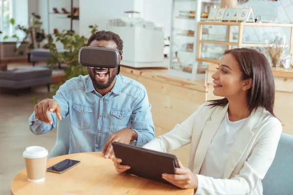 Hombre excitado jugando con auriculares VR en la cafetería — Foto de Stock