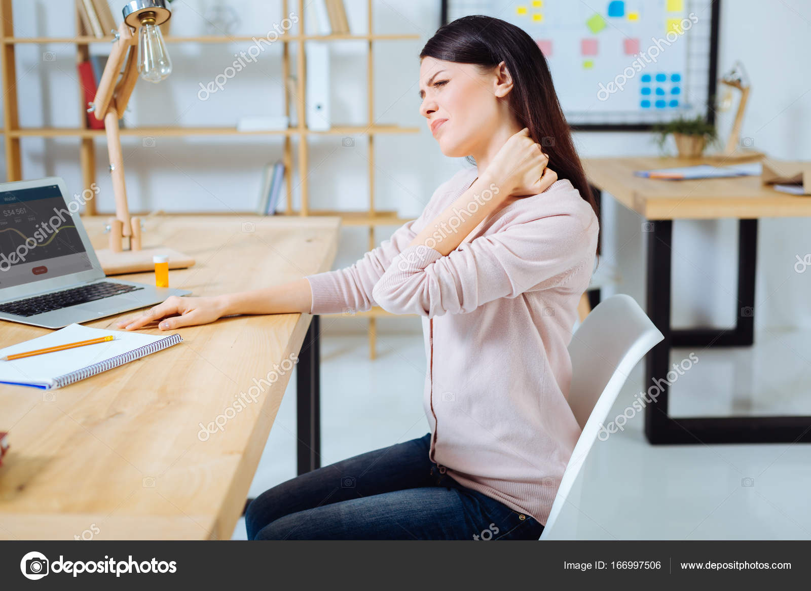 動揺の女性人が彼女の首を触って ストック写真 C Dmyrto Z 動揺の女性人が彼女の首を触って ストック写真 C Dmyrto Z