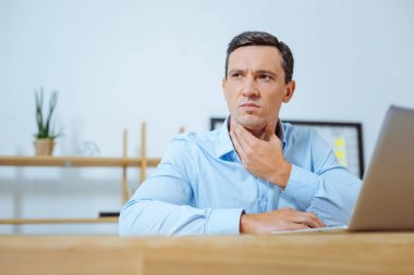 Şunu bir kenara yakışıklı ciddi memur portresi