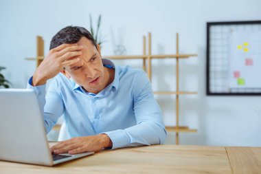 Kendine güvenen erkek bilgisayar ile çalışma