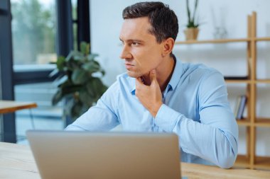 Bu ofiste çalışan yakışıklı adam fotoğrafı profil