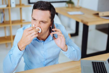 Burun çalıştıran sahip emin esmer işçi