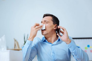 Yorgun adam hapşırmak için gidiyor