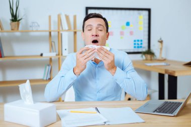 Kamerada hapşırma hasta ofis çalışanı