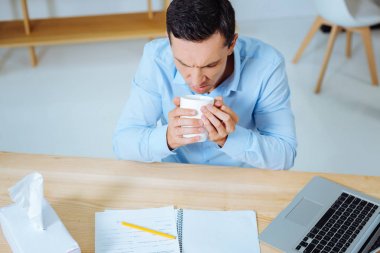 Hasta erkek kişi sıcak sıvı içme