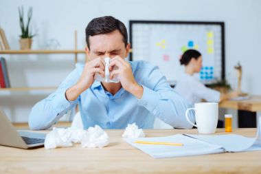 Hayal kırıklığına uğramış esmer burnunu üfleme