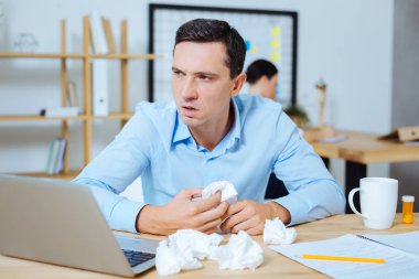 Kendini çok kötü hissediyor ciddi ofis çalışanı