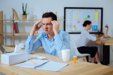 Konsantre olmaya çalışıyoruz ciddi esmer adam