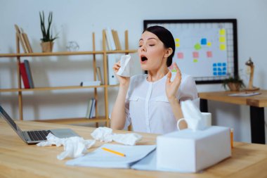 Genç ofis çalışanı açıldı ağız tutmak