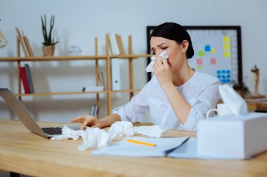 Hayal kırıklığına esmer onu laptop arıyorum