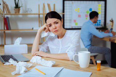 Derin düşünceler içinde olmak depresif kadın