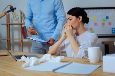 Hasta kadın kişi kafasına meslektaşım dönüm