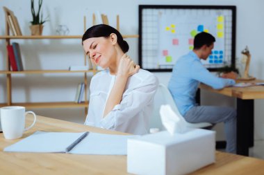 Ona boyun masaj yorgun ofis çalışanı