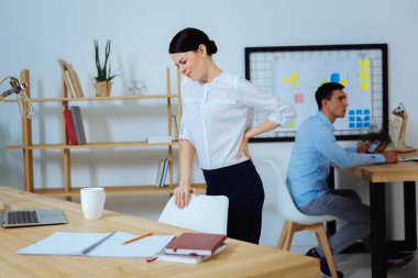 Arka plan üzerinde oturan ciddi adam