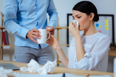 Hasta işkadını beyaz Kupası alarak