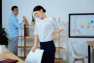 Çekici esmer sandalyede yaslanmış