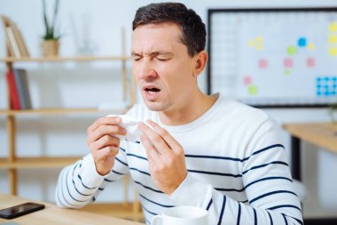 Hapşırmaya esmer gidiş sinirli