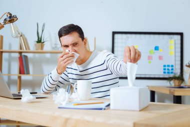 Ciddi adam çalışırken kötü hissediyor