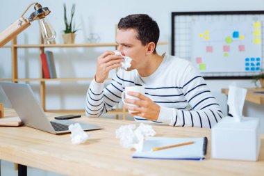 Özenli adam kendini işyerinde tedavi