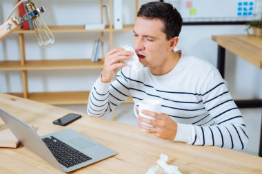 Yorgun adam çay içmeye giderken