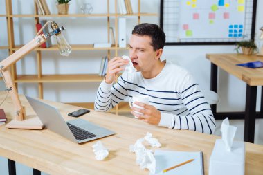 Hapşırmaya hasta esmer erkek gidiyor