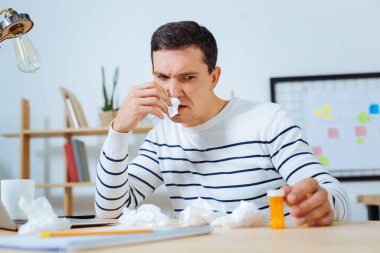 Kızgın erkek paket tablet ile arıyor