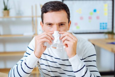 Kızgın esmer adam üfleme burun