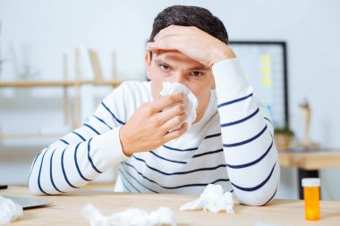 Doğruca kameraya bakarak kızgın esmer adam