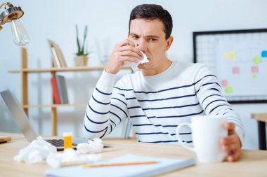 Üzgün adam sıcak yatak hakkında düşünme