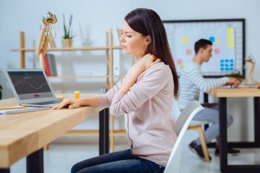 Ciddi esmer rüya tatil