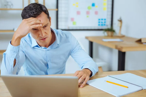 Persona masculina seria que tiene algunos pensamientos — Foto de Stock