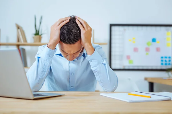 Hombre preocupado tocándose la cabeza — Foto de Stock