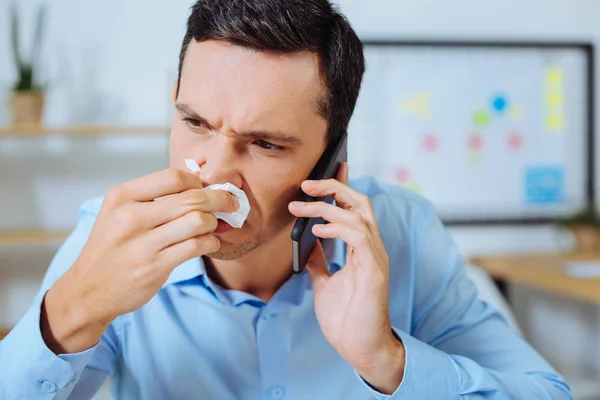 Portrait de l'homme en colère que d'être malade — Photo