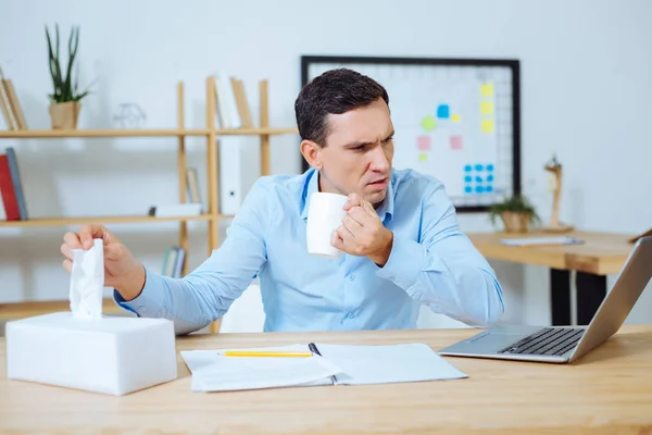 Attente man kijken scherm van zijn laptop — Stockfoto