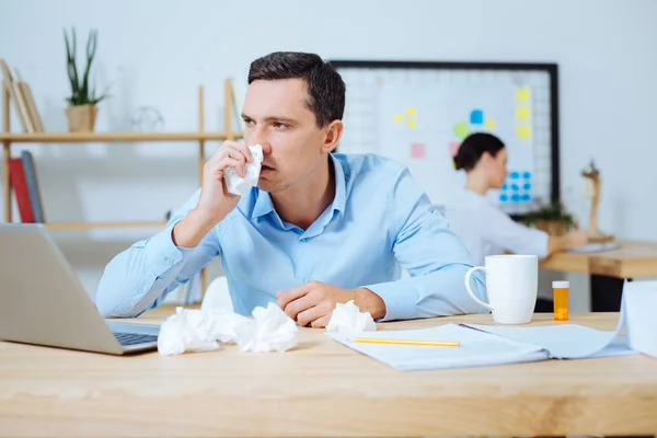 Omtänksamma mannen håller servett nära näsan — Stockfoto