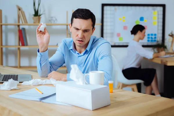 Hombre deprimido sosteniendo servilleta usada — Foto de Stock