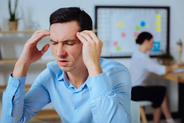 Konzentrierter Mann, der tief in Gedanken steckt — Stockfoto