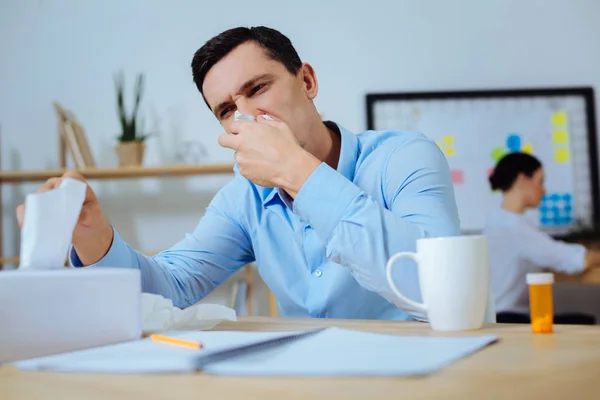 Hombre enfermo tomando servilleta limpia — Foto de Stock