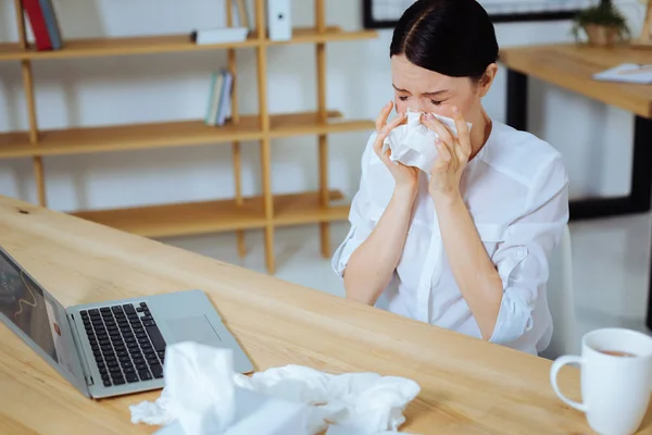 Donna frustrata sentirsi molto male — Foto Stock