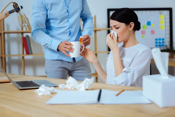 Néztem a kezét az ő partnere figyelmes barna — Stock Fotó