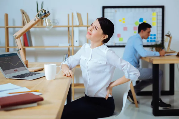 Muchacha trastornada teniendo un dolor terrible en la espalda — Foto de Stock