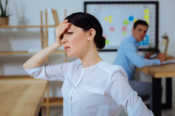 Porträt einer ernsthaften Frau, die tief in ihren Gedanken steckt — Stockfoto