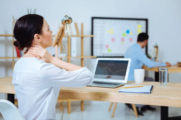 Mujer cansada con dolor en el cuello — Foto de Stock