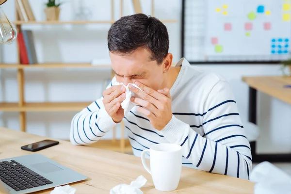 Genç adam burun çalıştıran sahip