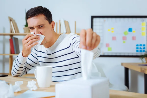 Trabajador de oficina irritado tomando servilleta limpia — Foto de Stock