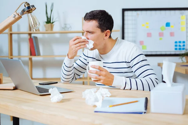 Özenli adam kendini işyerinde tedavi