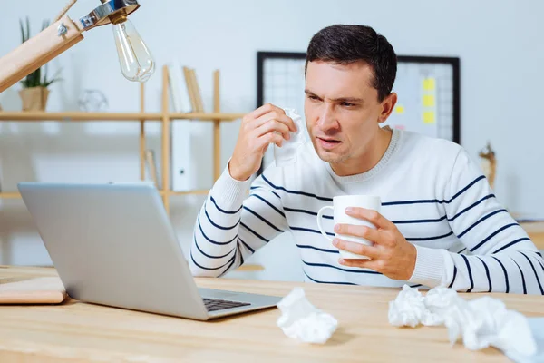 Onun bilgisayar ekranına bakarak ciddi esmer